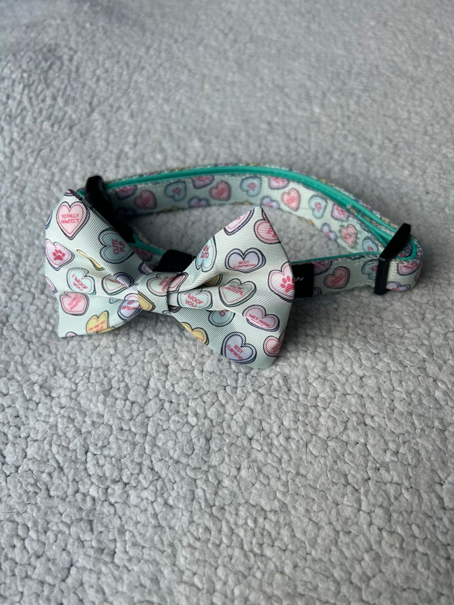 'Barks and Kisses' Collar